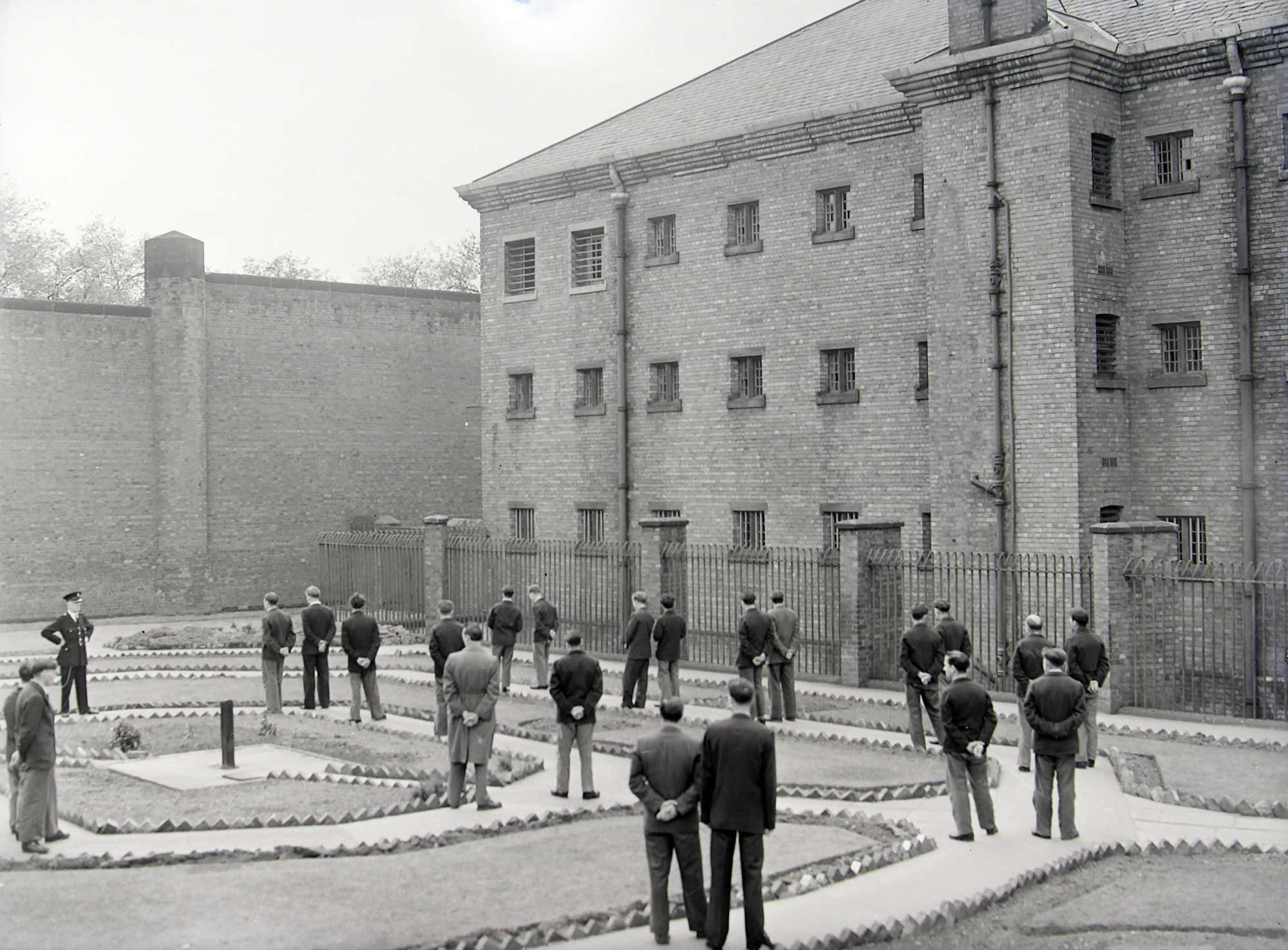 HM Prison Leicester exercise yard, mid-20th Century - Leicester and Leicestershire Record Office