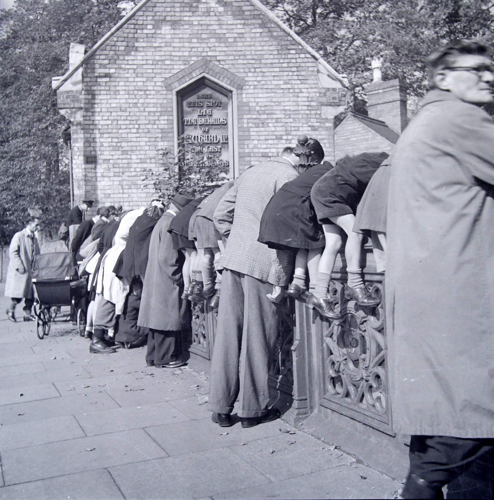 Pedestrians looking over the Bow Bridge, circa 1950s - Leicestershire Record Office