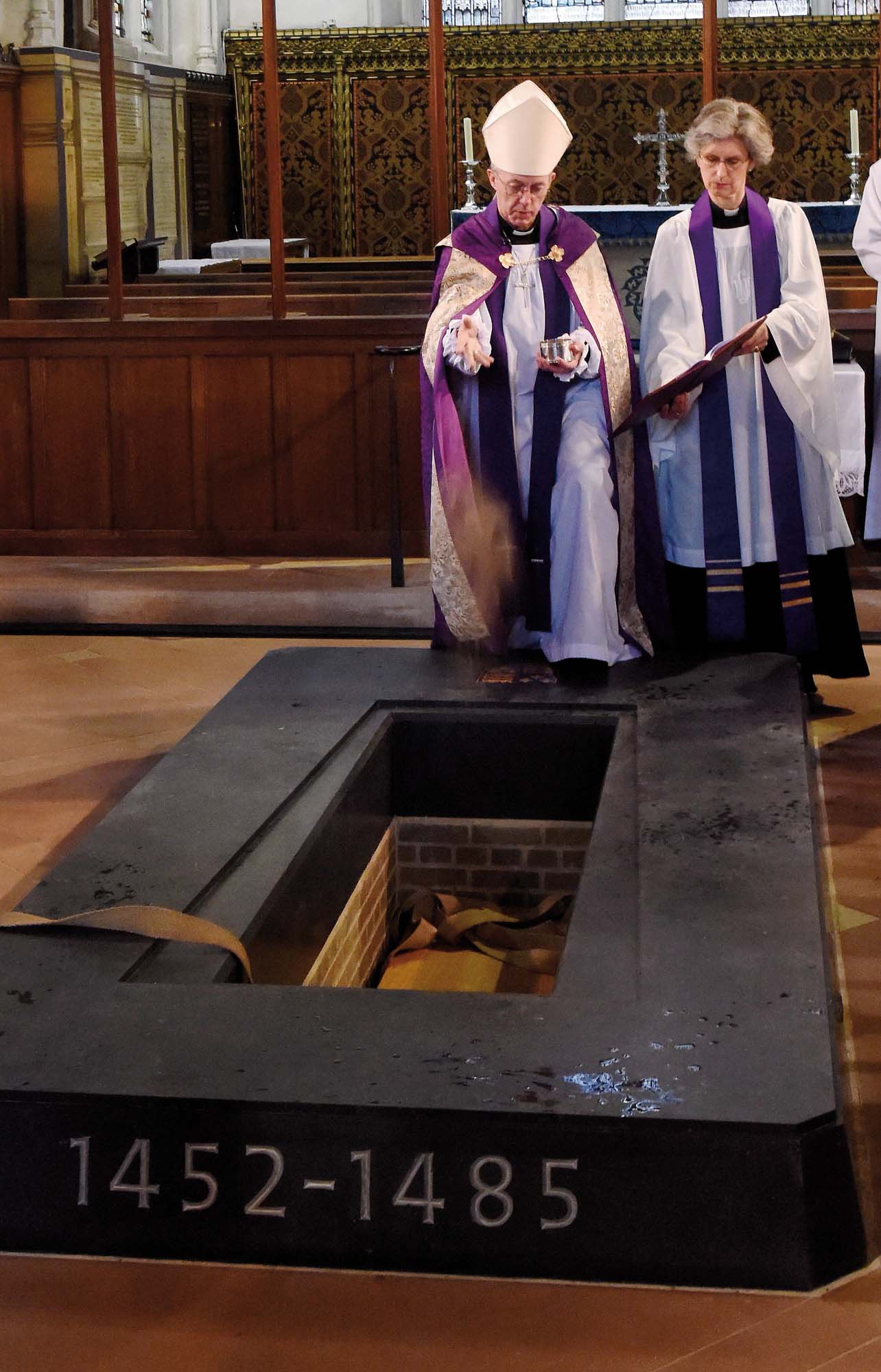“Earth to earth”, the Archbishop of Canterbury buries King Richard III - Leicester Cathedral