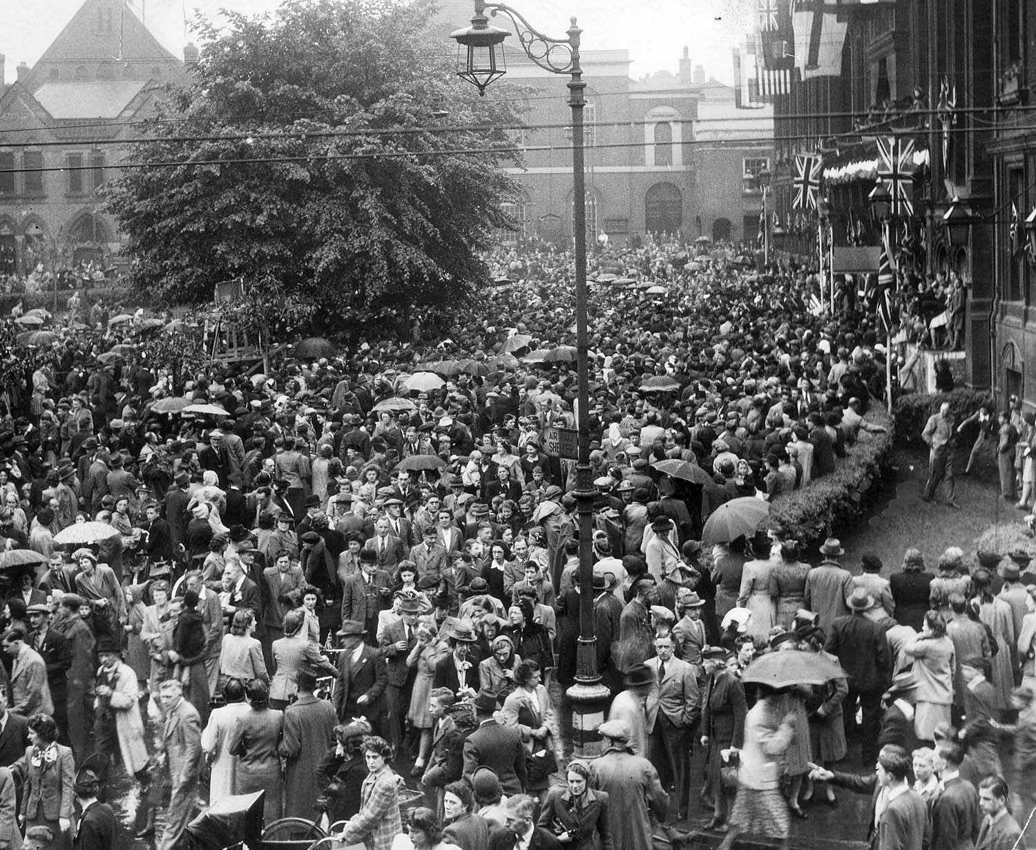 Crowds at Town Hall - Leicester Mercury