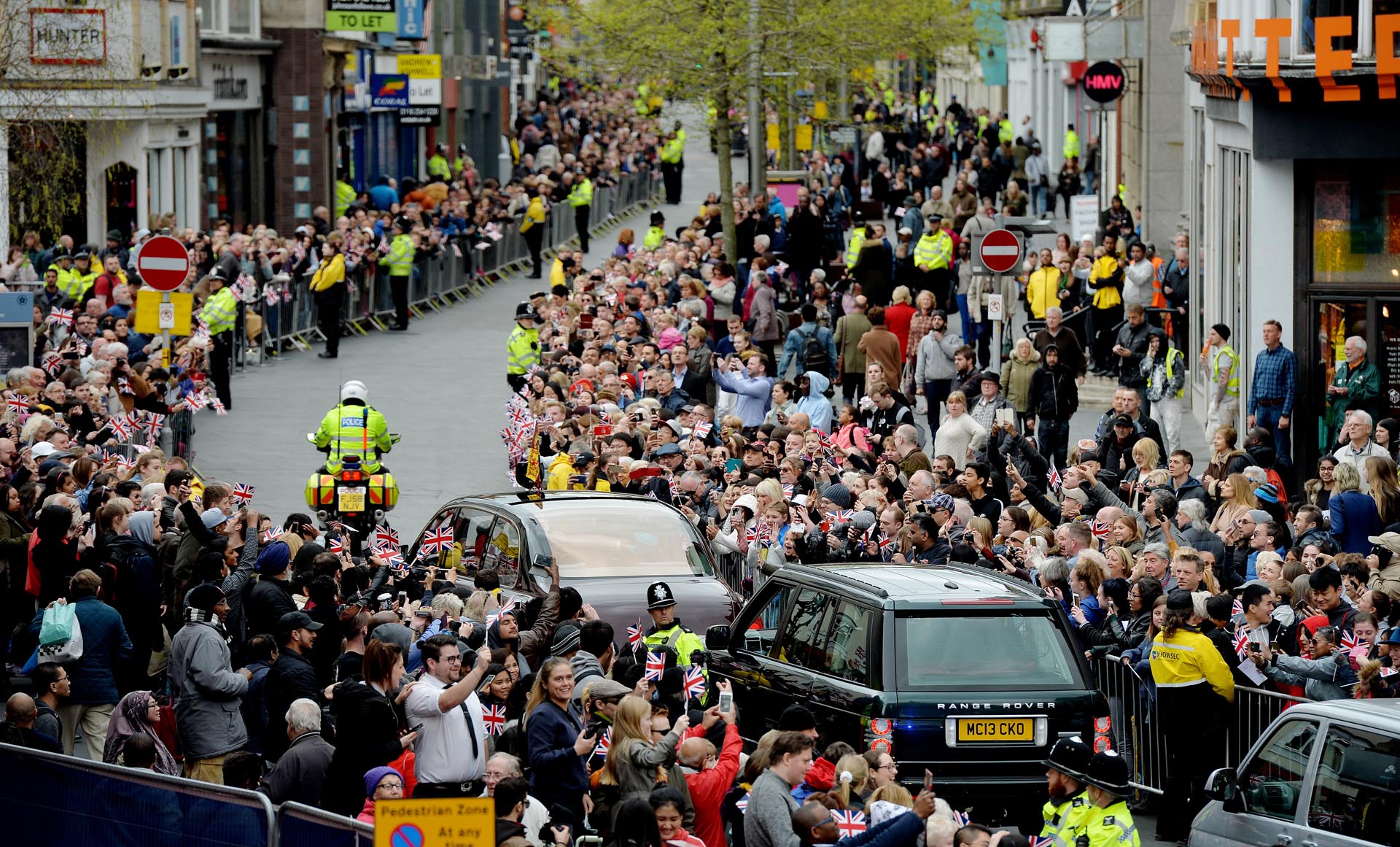 Crowds line the High Street to see The Queen, Leicester, 2017 - Picture by Beth Walsh