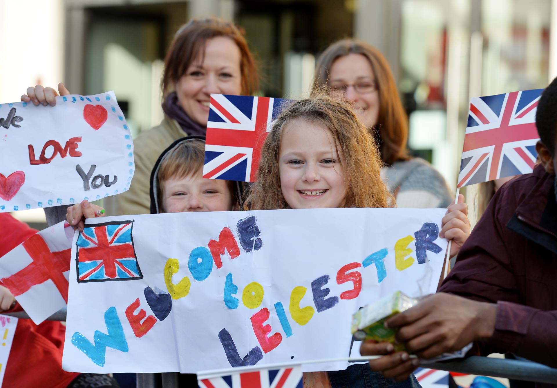 Crowds greet The Queen during her visit to Leicester, 2017 - Picture by Beth Walsh